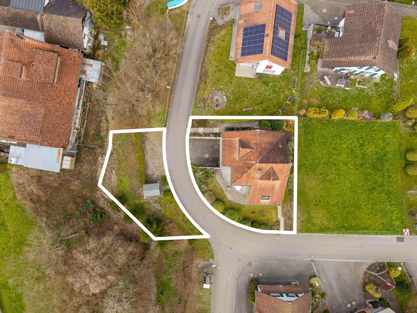 Residential building with two living units and separate garden by the stream - Photo 2 of 7