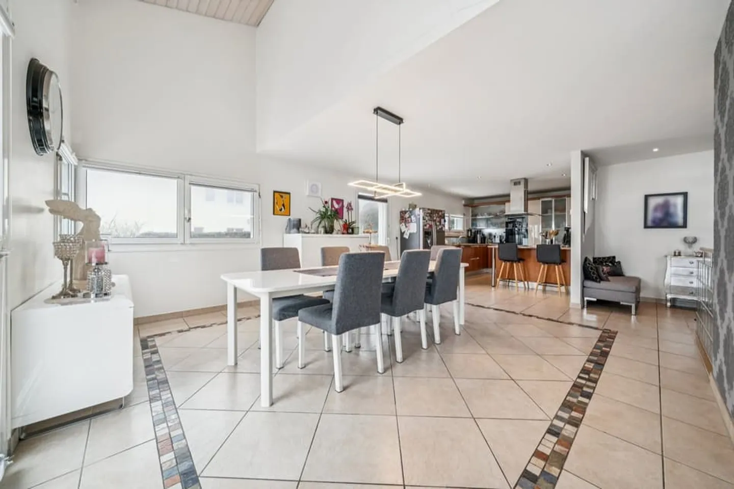Prestigious property with panoramic lake view - Photo 5 of 8
