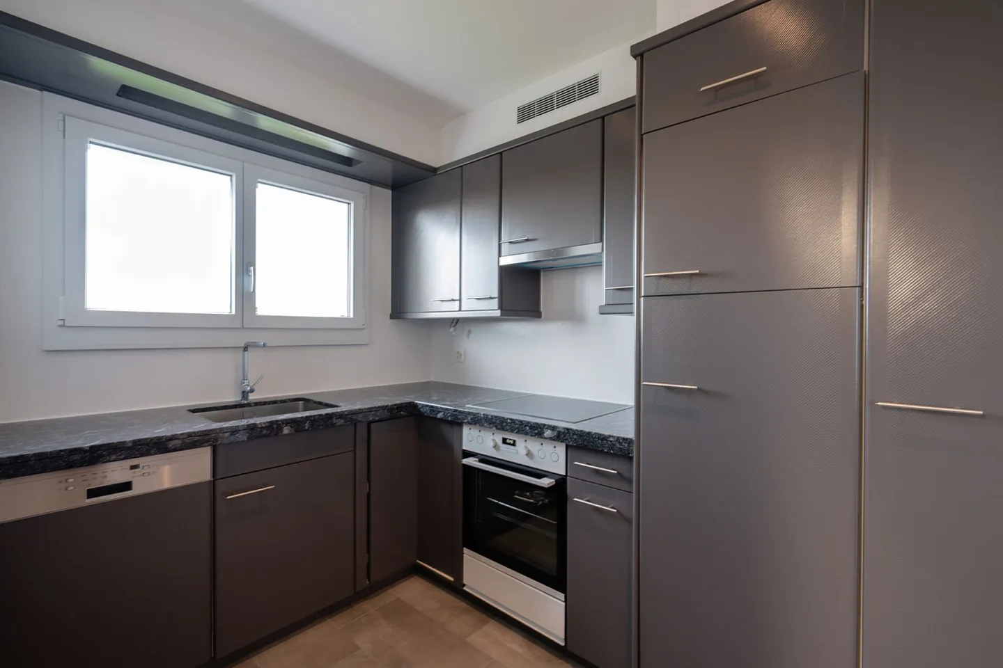 MODERNE UND STILLVOLLE DACHWOHNUNG - Photo 4 sur 16