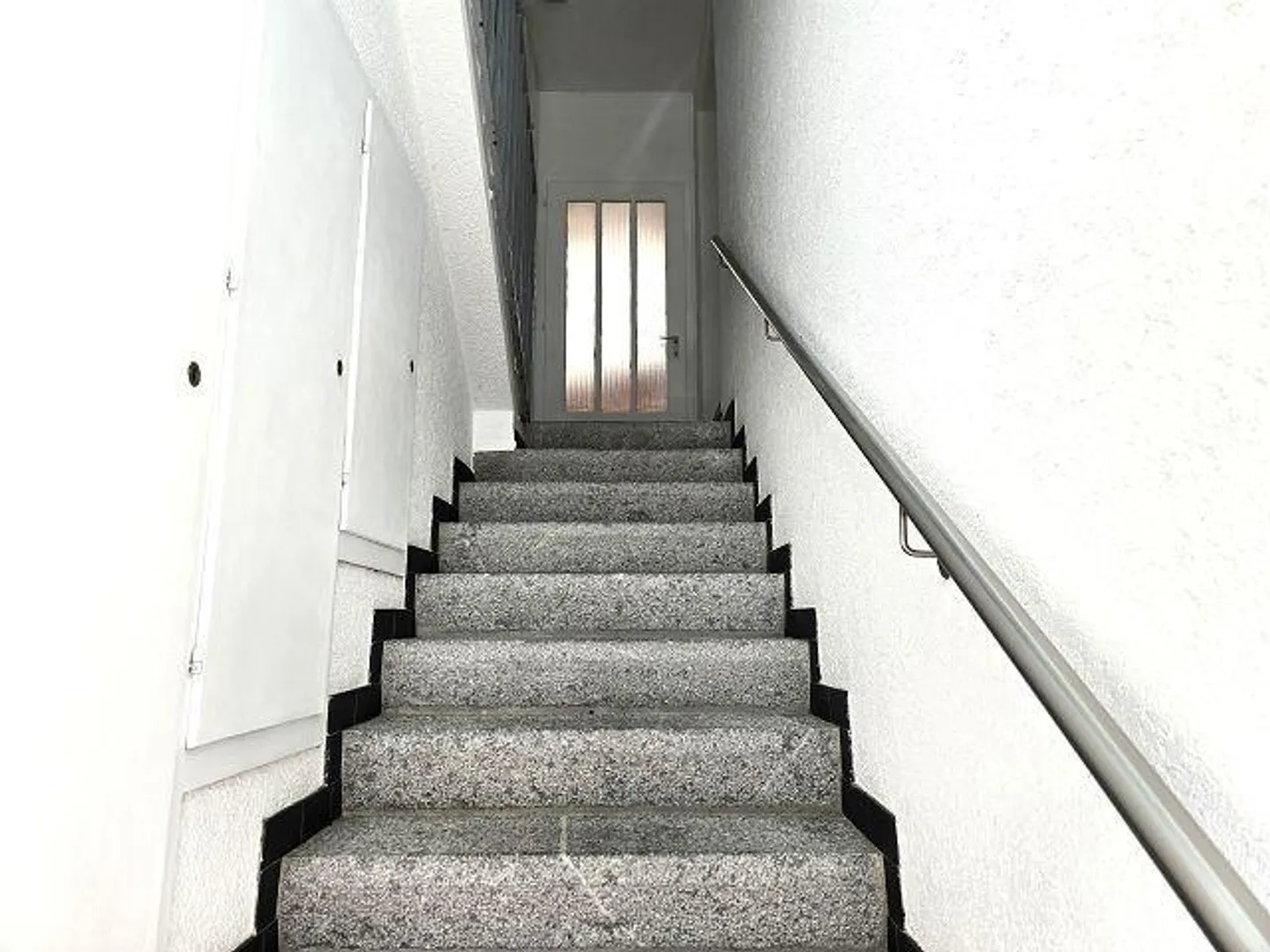 Maison bi-/plurifamiliale avec stationnement et cour - Photo 32 sur 42
