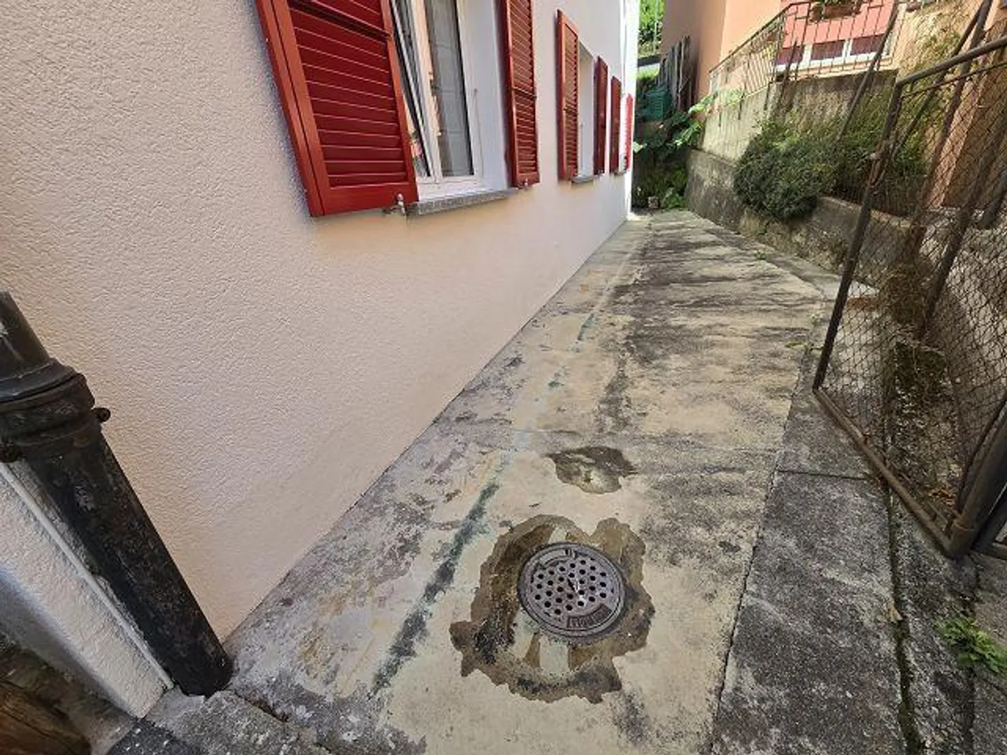 Maison bi-/plurifamiliale avec stationnement et cour - Photo 39 sur 42