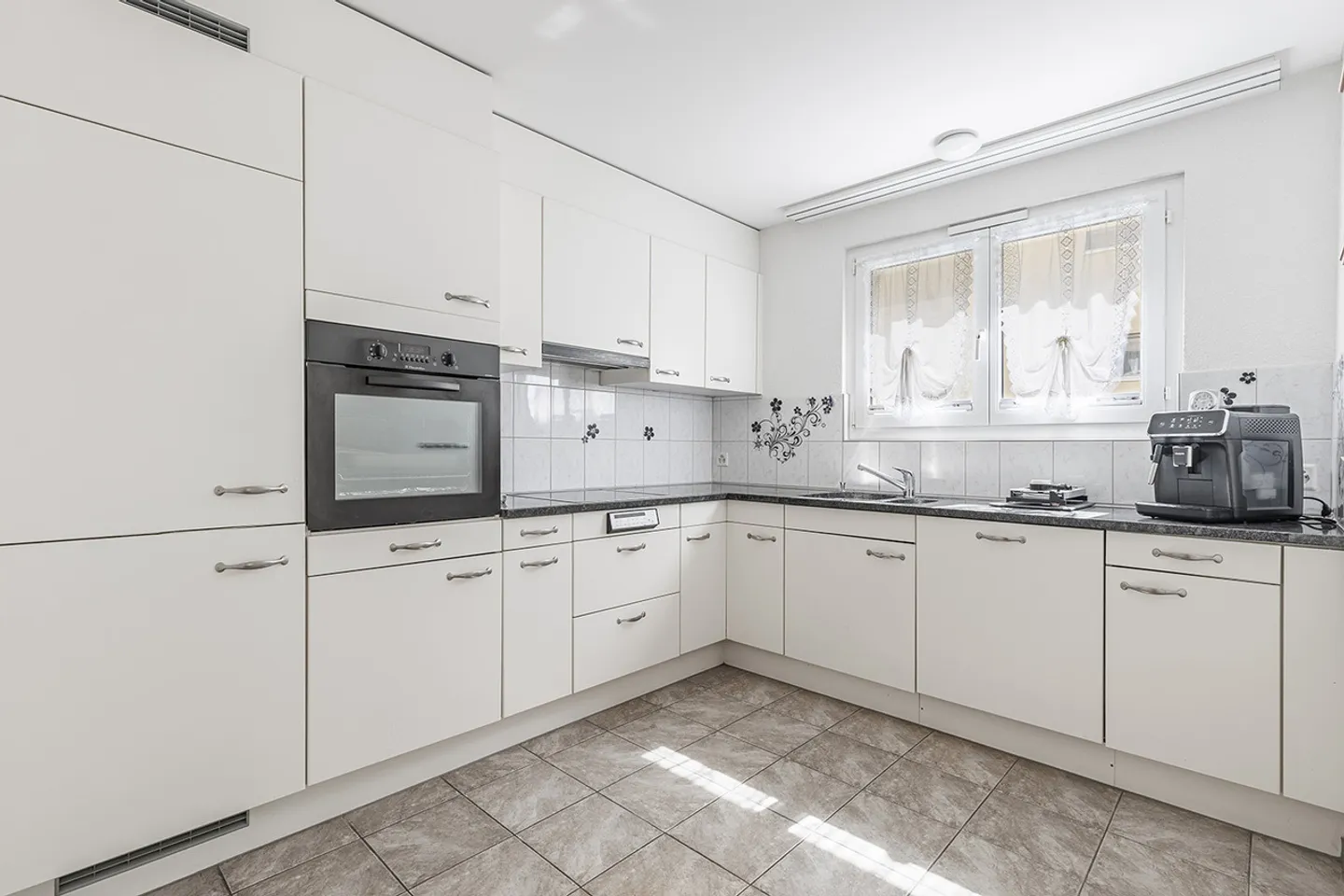 Family-friendly home with sunny garden seating area - Photo 4 of 9