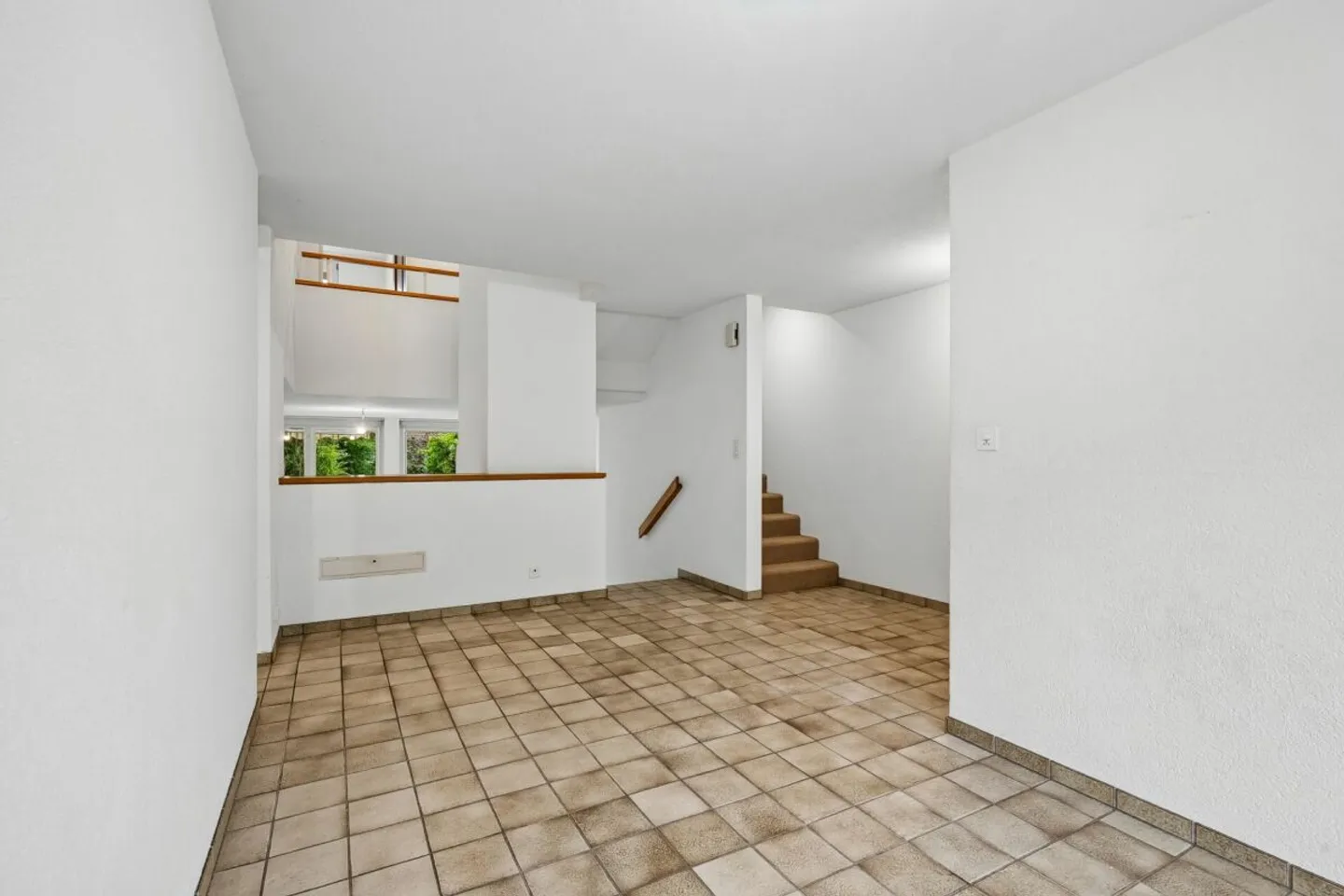 Maison individuelle jumelée spacieuse de 7,5 pièces avec potentiel de rénovation - Photo 3 sur 13