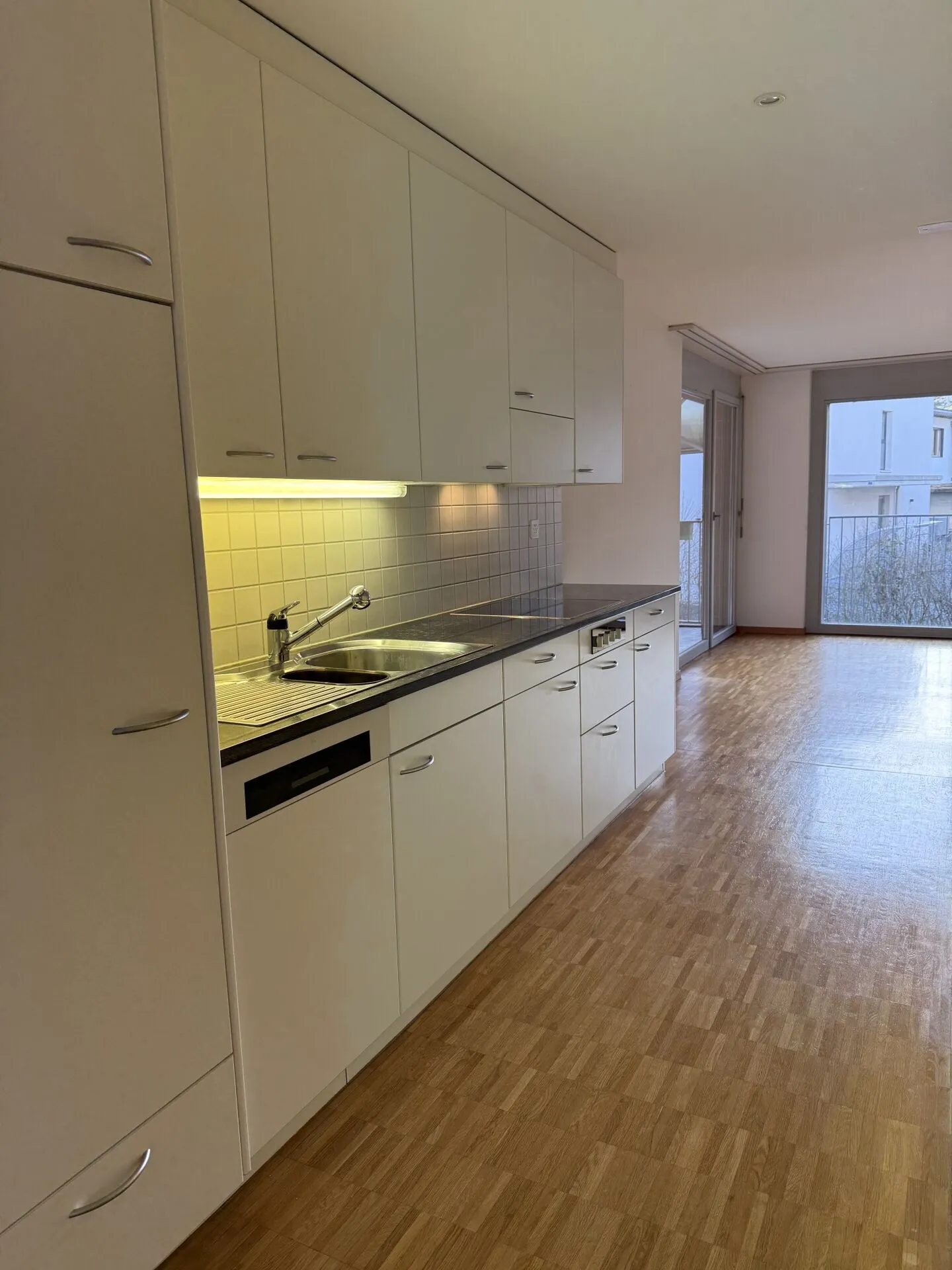 Appartement lumineux et spacieux de 4,5 pièces dans un emplacement calme - Photo 2 sur 11