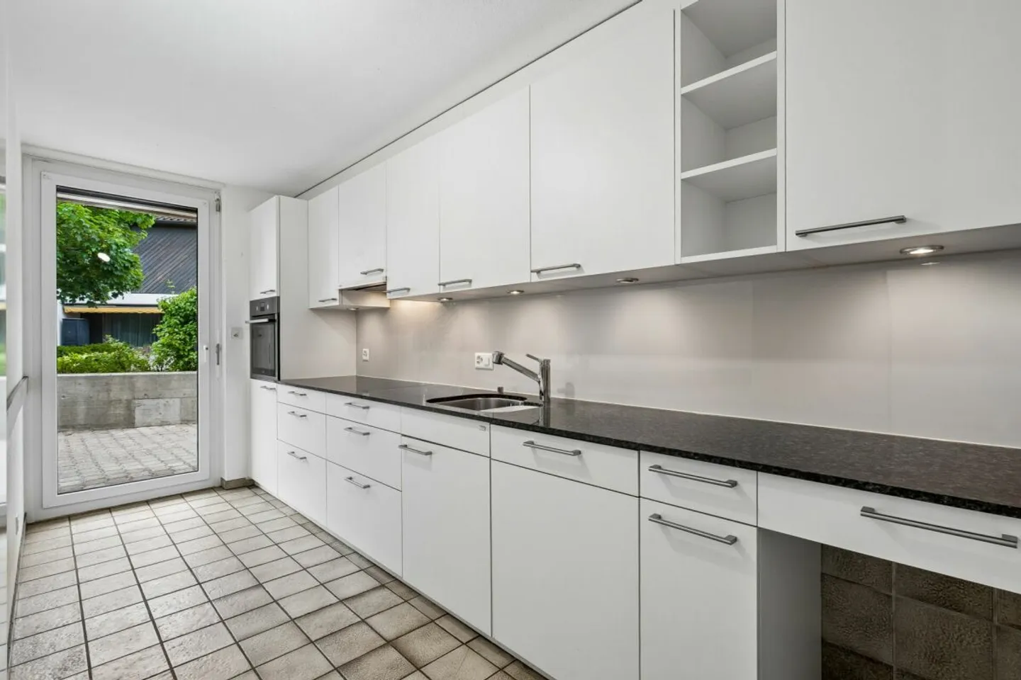 Maison individuelle jumelée spacieuse de 7,5 pièces avec potentiel de rénovation - Photo 4 sur 13
