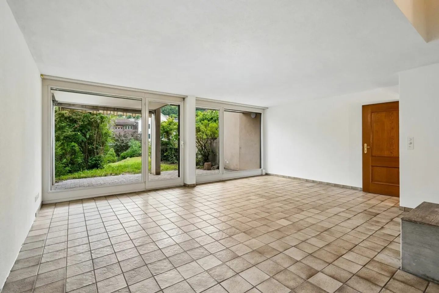 Maison individuelle jumelée spacieuse de 7,5 pièces avec potentiel de rénovation - Photo 5 sur 13