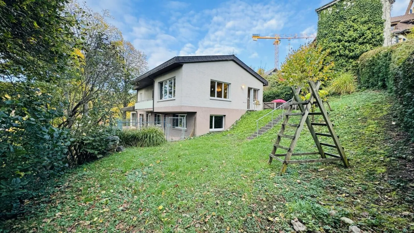 Casa indipendente di 5,5 locali per 1-2 famiglie - Garage, grande giardino, vista panoramica - Foto 1 di 14