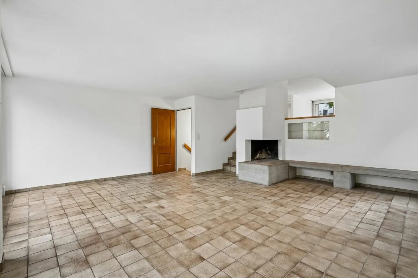 Maison individuelle jumelée spacieuse de 7,5 pièces avec potentiel de rénovation - Photo 2 sur 13