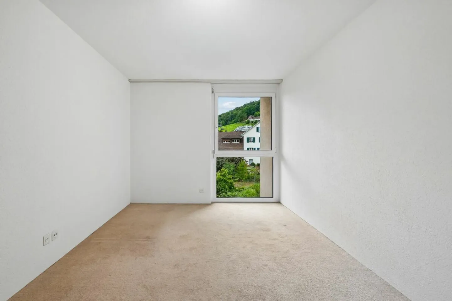 Maison individuelle jumelée spacieuse de 7,5 pièces avec potentiel de rénovation - Photo 6 sur 13