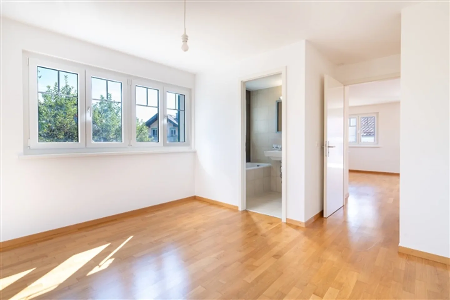 Charming 2.5-room apartment with garden - Photo 4 of 7