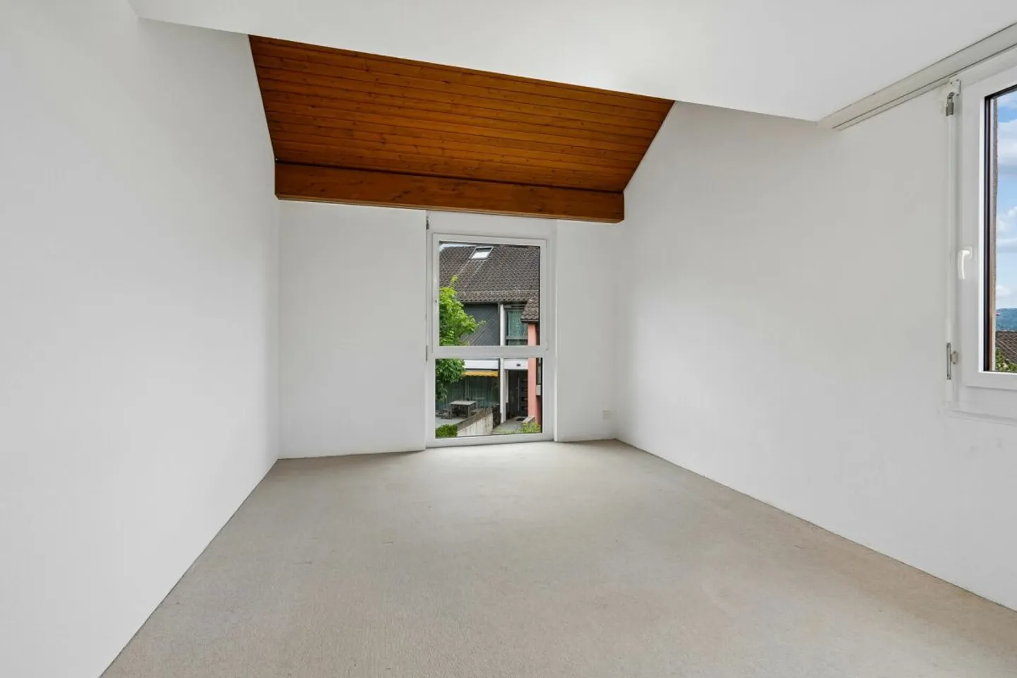 Maison individuelle jumelée spacieuse de 7,5 pièces avec potentiel de rénovation - Photo 7 sur 13