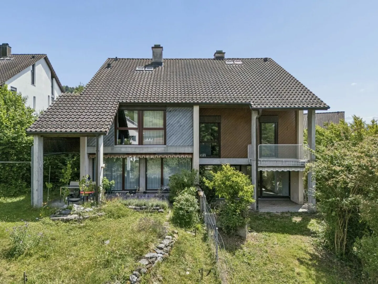 Maison individuelle jumelée spacieuse de 7,5 pièces avec potentiel de rénovation - Photo 12 sur 13
