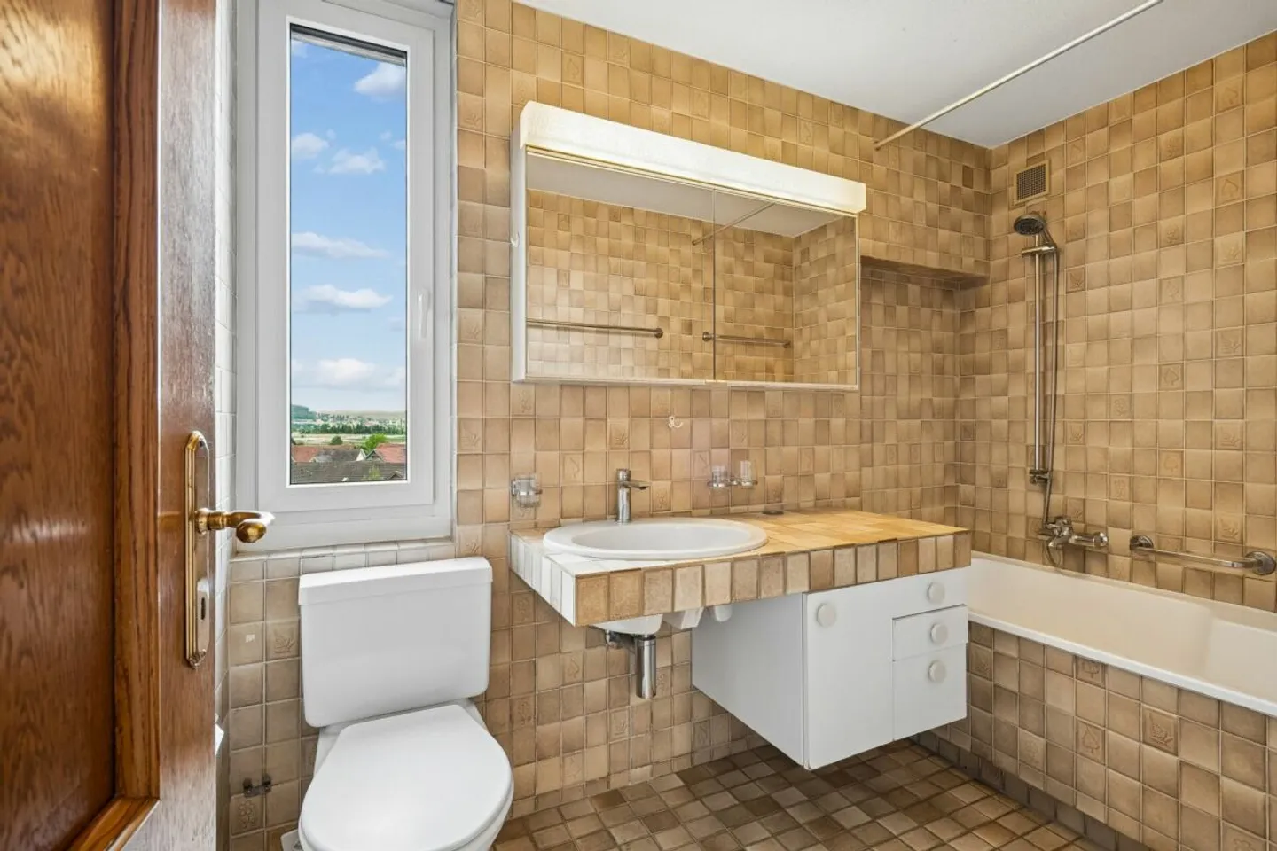 Maison individuelle jumelée spacieuse de 7,5 pièces avec potentiel de rénovation - Photo 9 sur 13