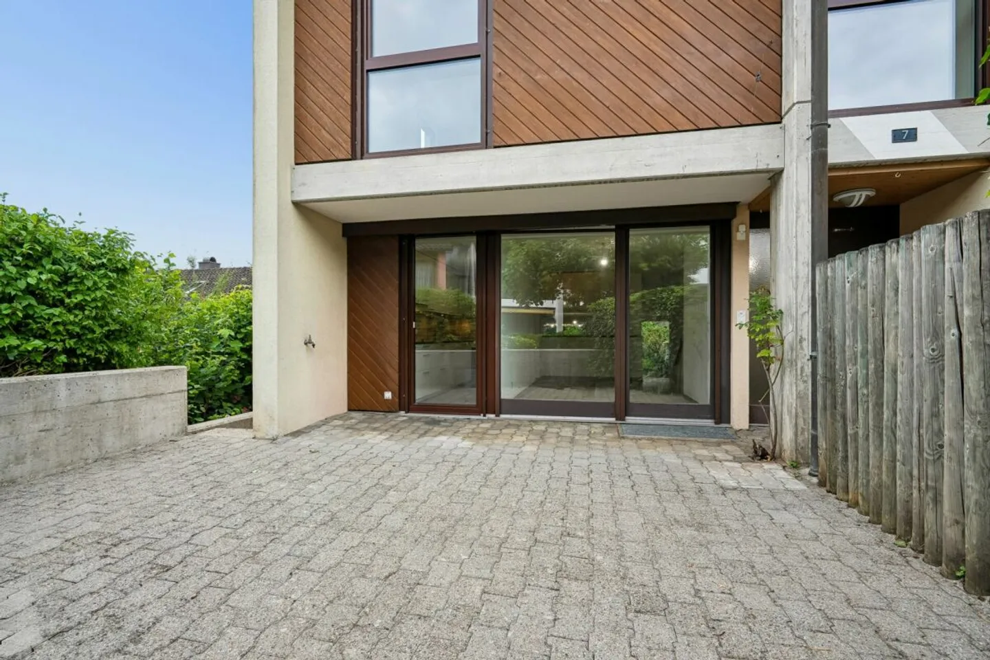 Maison individuelle jumelée spacieuse de 7,5 pièces avec potentiel de rénovation - Photo 10 sur 13