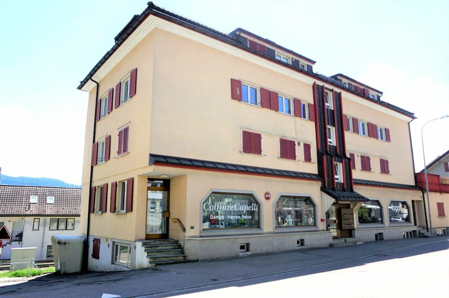 Aussenparkplatz mit E-Ladestation - Foto 1 von 2