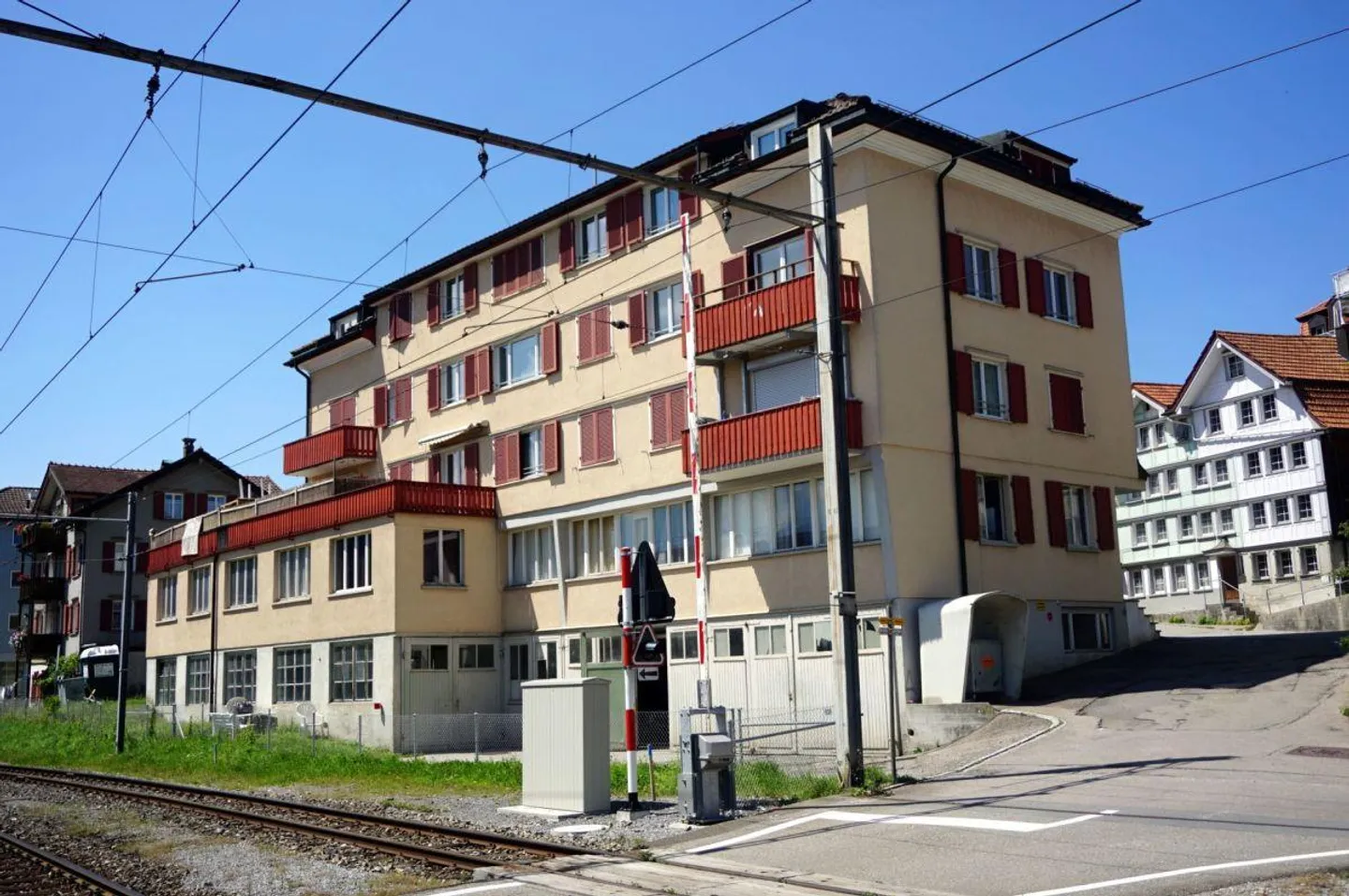 Aussenparkplatz mit E-Ladestation - Foto 2 von 2