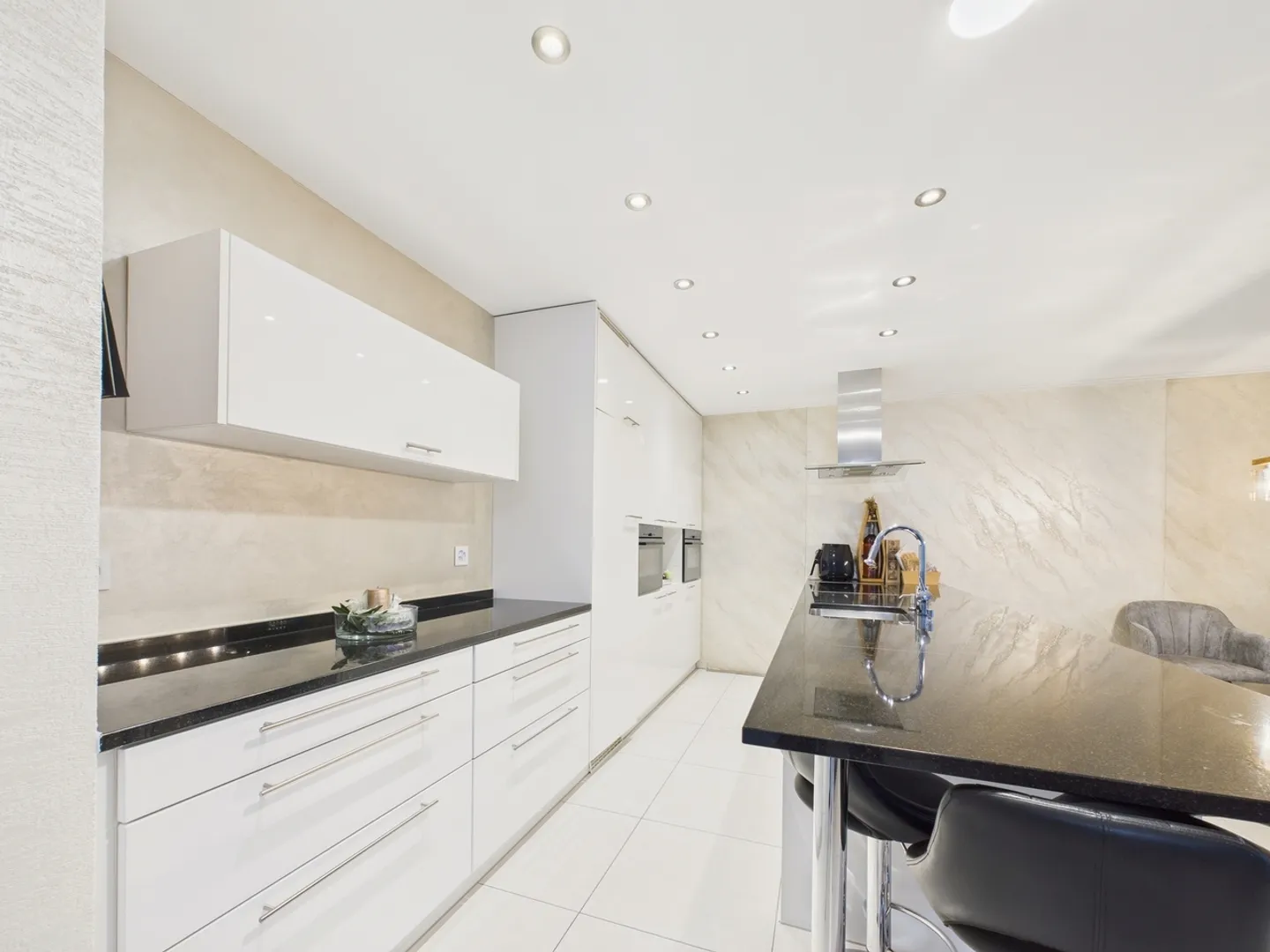 Modern 5.5-Room Single-Family House with Terrace in Münchwilen - Photo 2 of 12