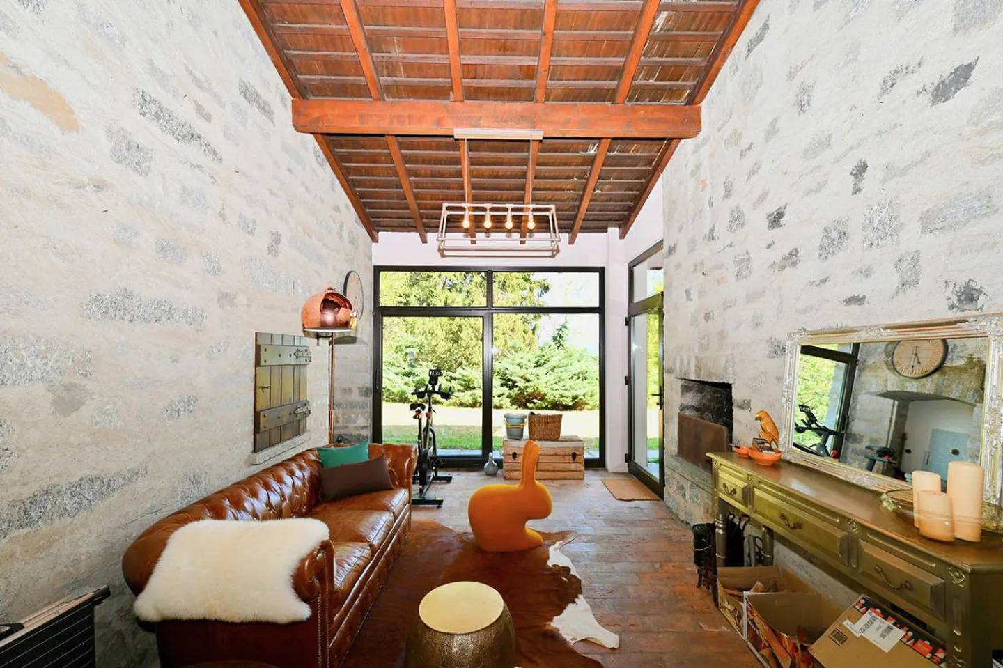 Rare Property Immersed in Green, Completely Renovated - Photo 11 of 28