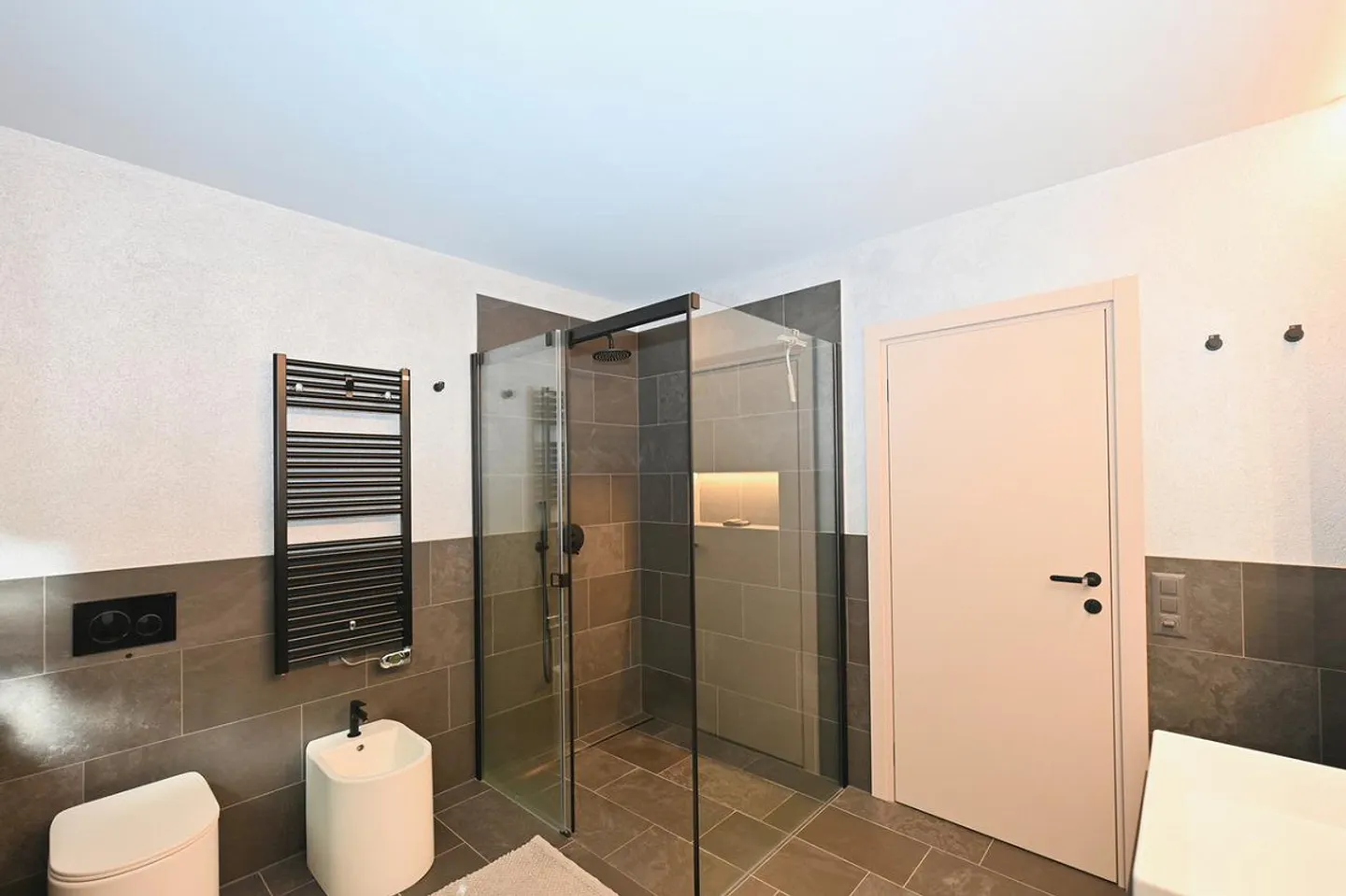 Rare Property Immersed in Green, Completely Renovated - Photo 15 of 28