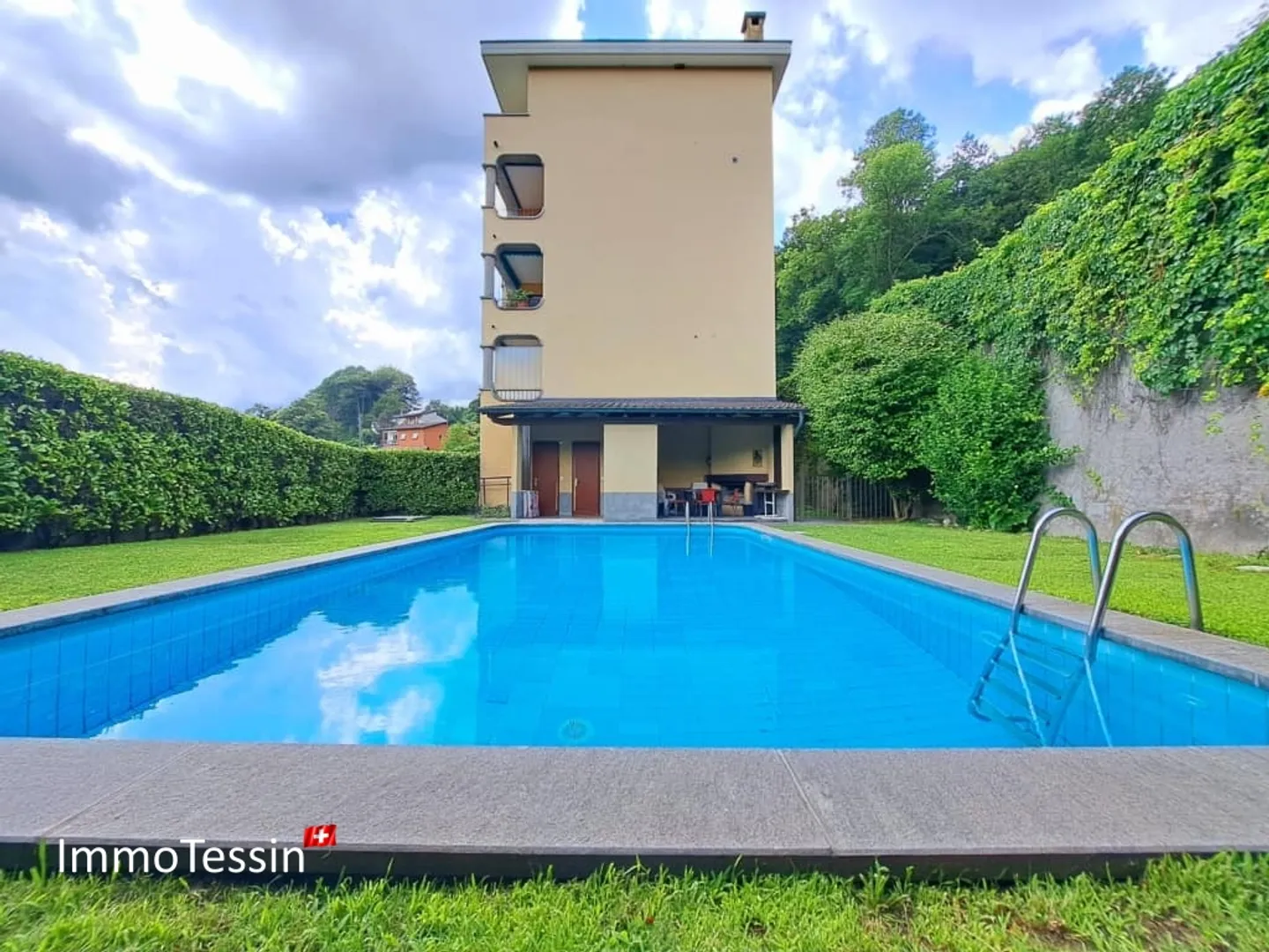 DEUXIÈME MAISON - Détente avec piscine et vue sur le San Salvatore - Photo 1 sur 13