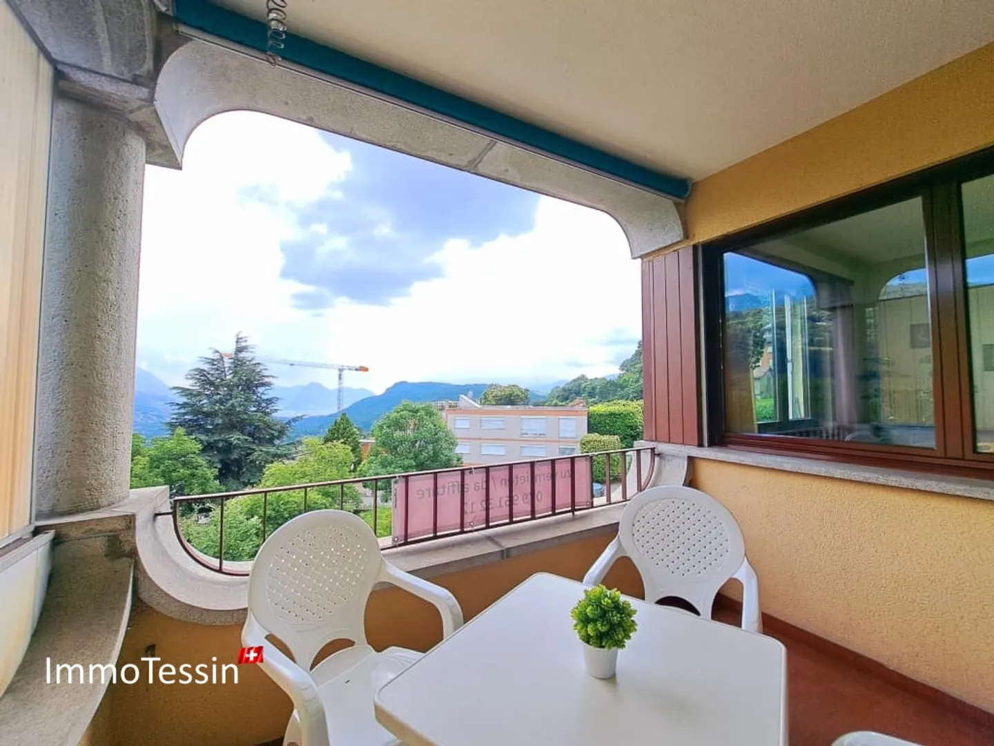 DEUXIÈME MAISON - Détente avec piscine et vue sur le San Salvatore - Photo 10 sur 13