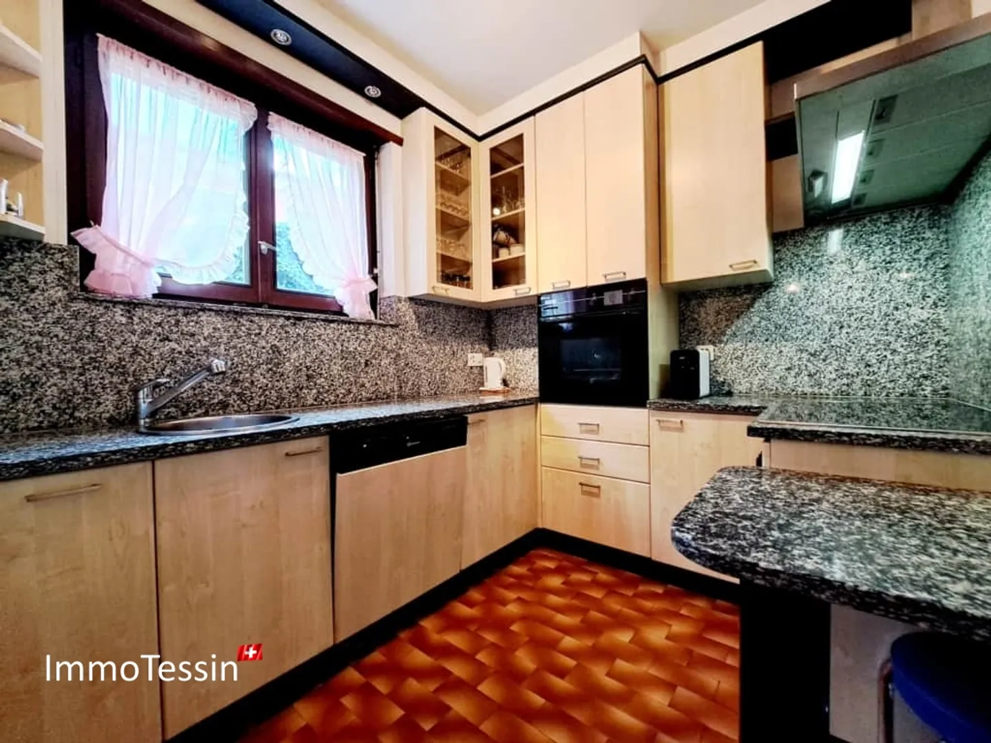 DEUXIÈME MAISON - Détente avec piscine et vue sur le San Salvatore - Photo 12 sur 13