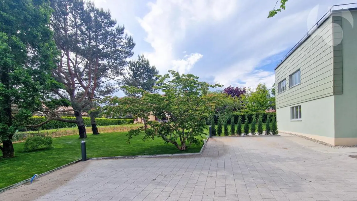 Duplex 6,5 stanze con bellissimo giardino e terrazze in una villa architettonicamente progettata e completamente ristrutturata, a 300 m dalla stazione ferroviaria LEB di Bercher - Foto 3 di 13