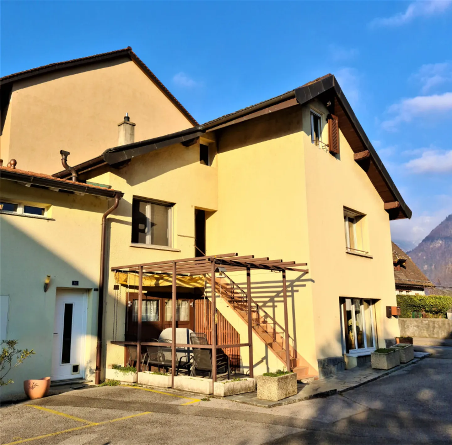 Casa di 5,5 locali con frontone nel centro del villaggio, ingresso locale indipendente - Foto 1 di 13