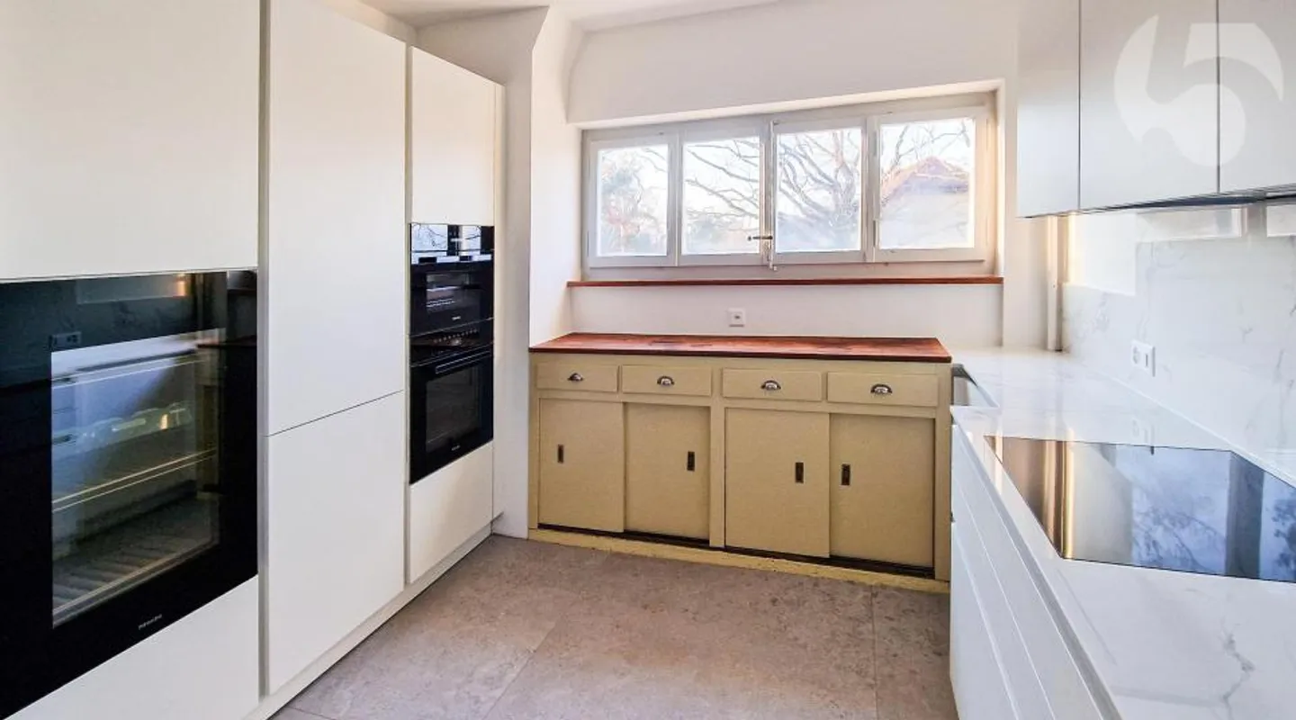 Duplex 6,5 stanze con bellissimo giardino e terrazze in una villa architettonicamente progettata e completamente ristrutturata, a 300 m dalla stazione ferroviaria LEB di Bercher - Foto 8 di 13