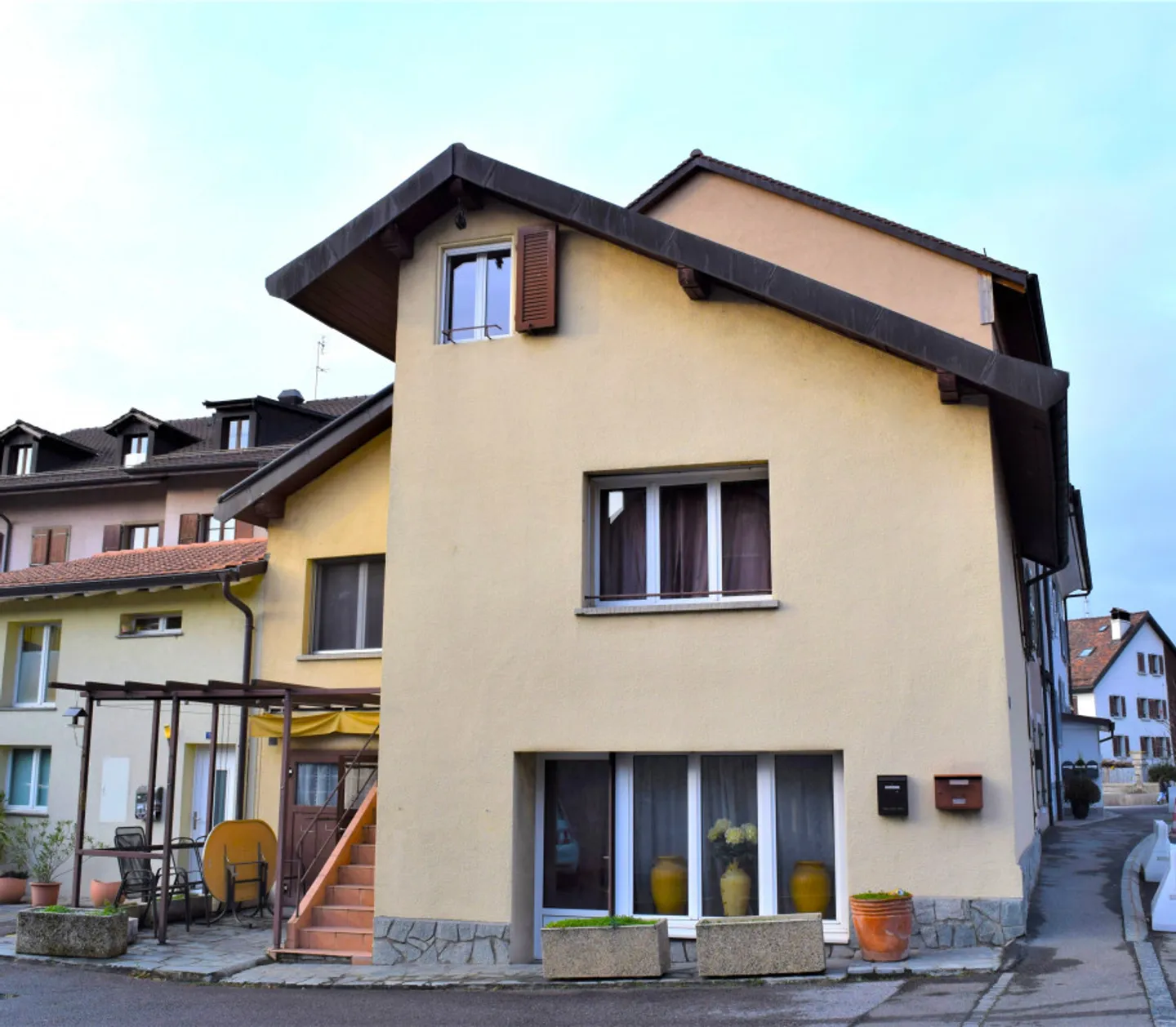 Casa di 5,5 locali con frontone nel centro del villaggio, ingresso locale indipendente - Foto 2 di 13