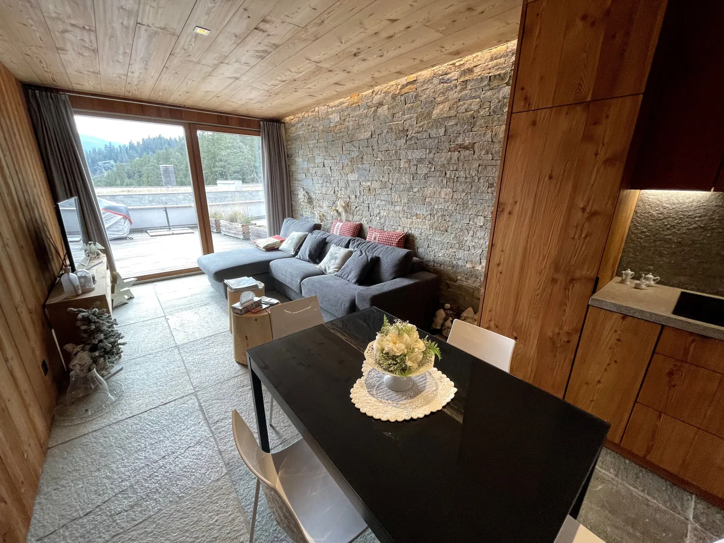 Modern Apartment with Terrace - Photo 3 of 12