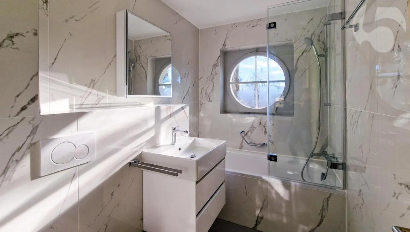 Duplex 6,5 stanze con bellissimo giardino e terrazze in una villa architettonicamente progettata e completamente ristrutturata, a 300 m dalla stazione ferroviaria LEB di Bercher - Foto 13 di 13
