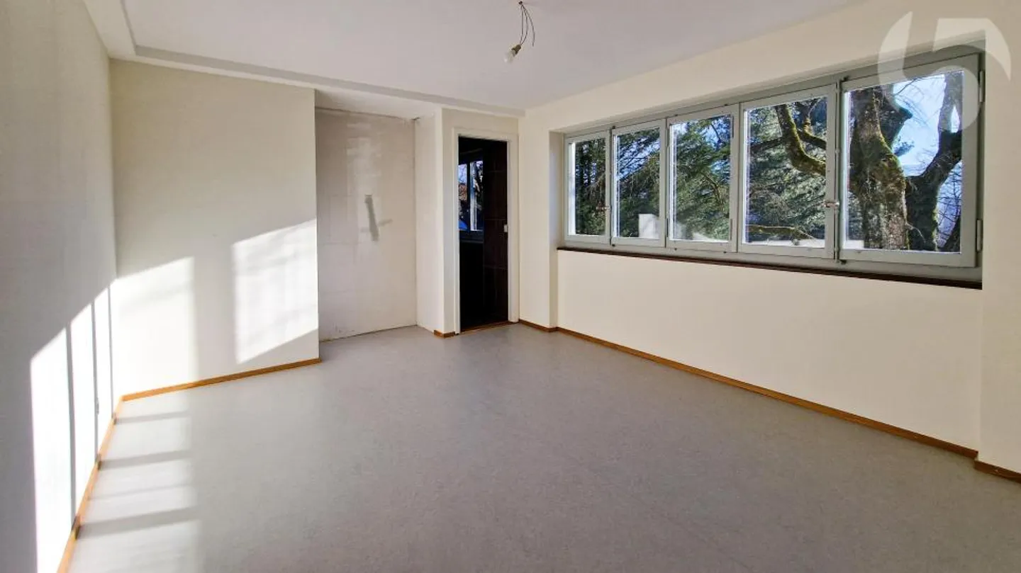 Duplex 6,5 stanze con bellissimo giardino e terrazze in una villa architettonicamente progettata e completamente ristrutturata, a 300 m dalla stazione ferroviaria LEB di Bercher - Foto 10 di 13