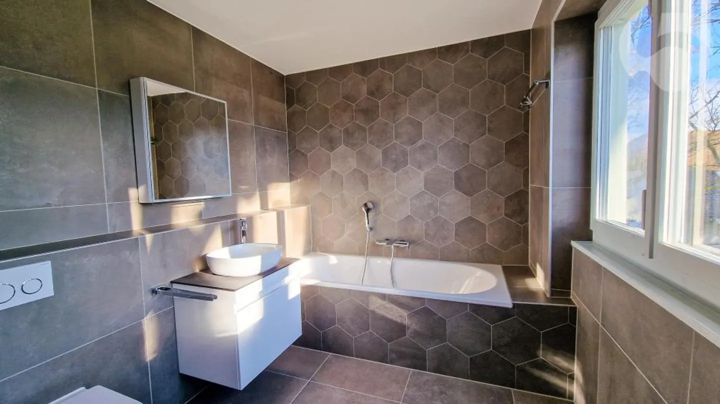 Duplex 6,5 stanze con bellissimo giardino e terrazze in una villa architettonicamente progettata e completamente ristrutturata, a 300 m dalla stazione ferroviaria LEB di Bercher - Foto 11 di 13