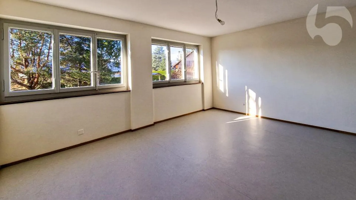 Duplex 6,5 stanze con bellissimo giardino e terrazze in una villa architettonicamente progettata e completamente ristrutturata, a 300 m dalla stazione ferroviaria LEB di Bercher - Foto 12 di 13
