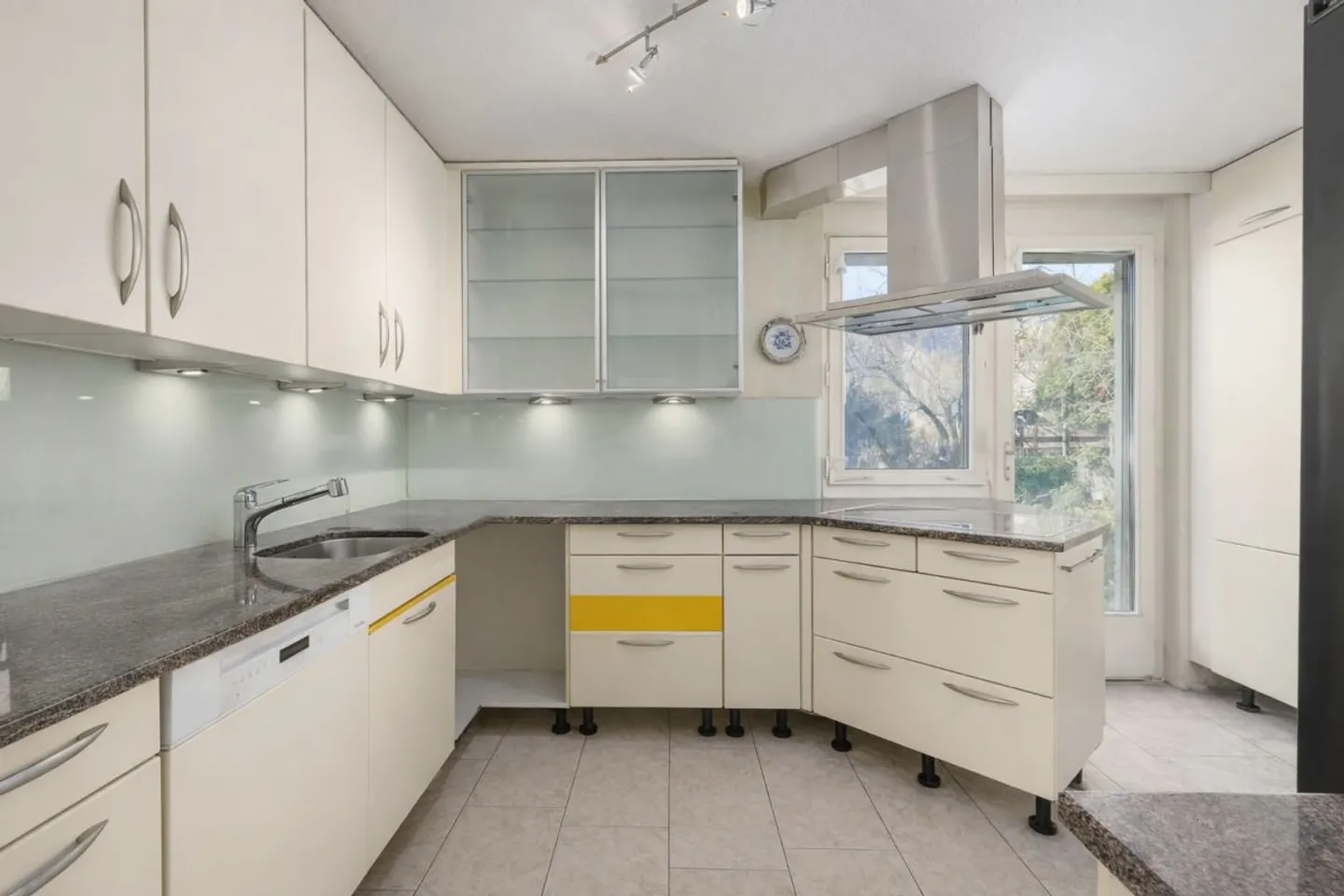 Casa unifamiliare unica con appartamento separato - Foto 2 di 14