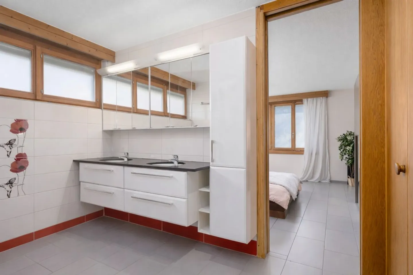 Casa unifamiliare unica con appartamento separato - Foto 3 di 14
