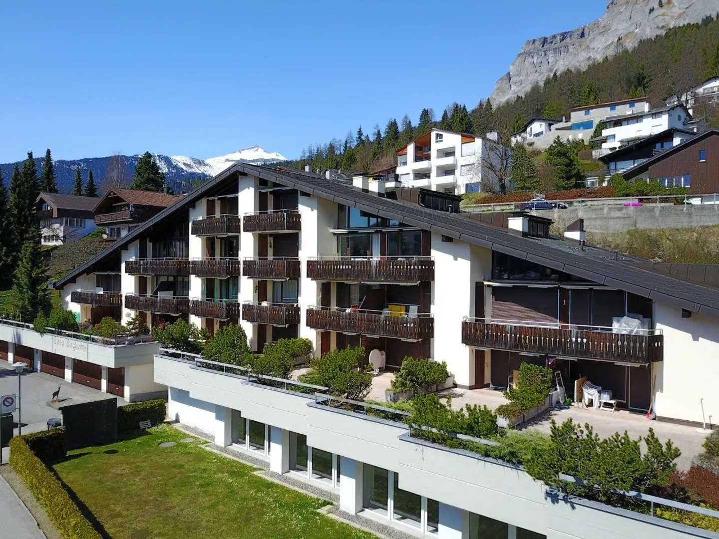 Incantevole appartamento con 2 camere da letto con terrazza e vista mozzafiato nel villaggio di Flims - Foto 1 di 18