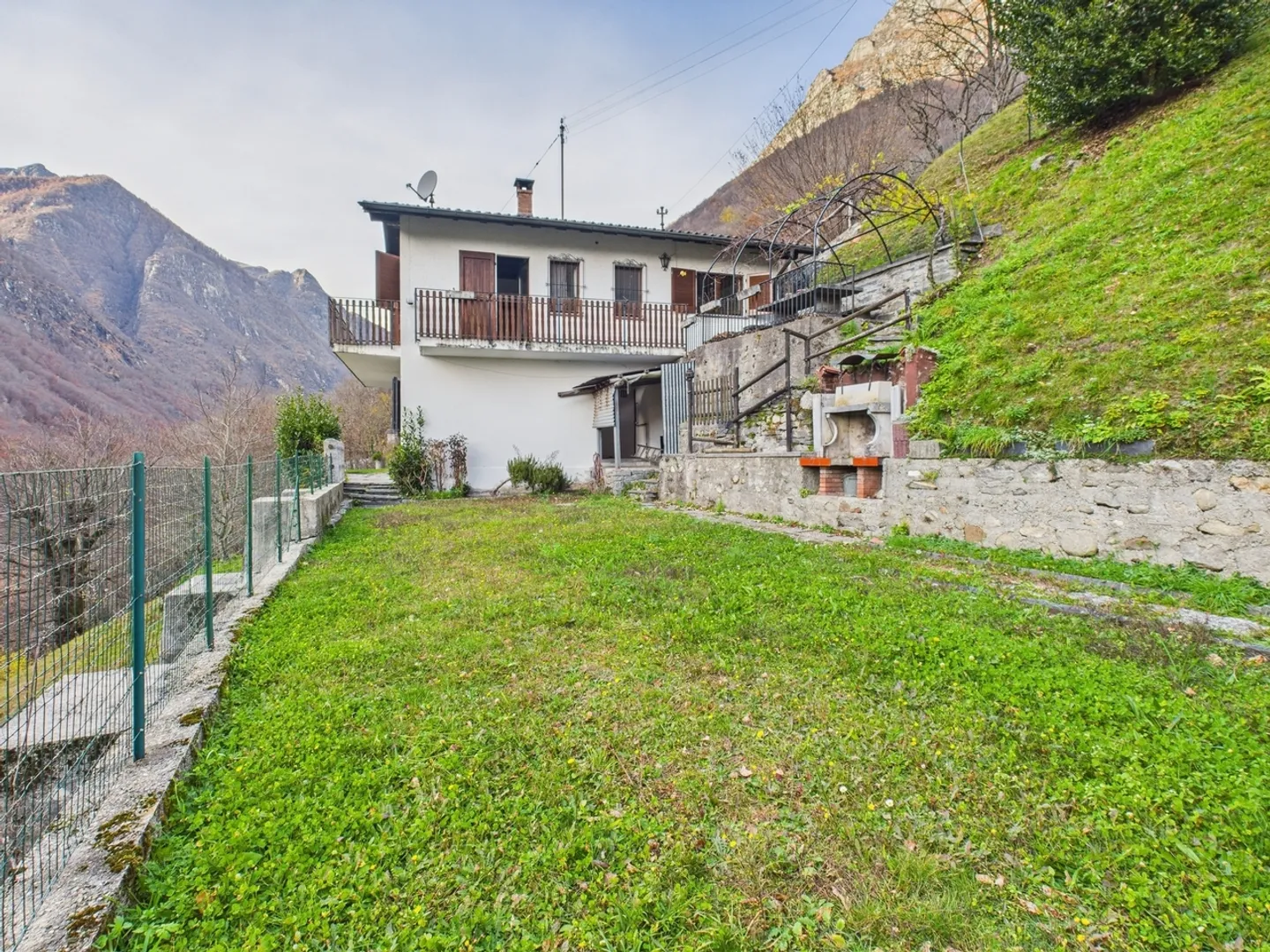Doppelhaushälfte mit zwei Wohnungen und bezauberndem Blick in Lavertezzo... - Foto 1 von 13