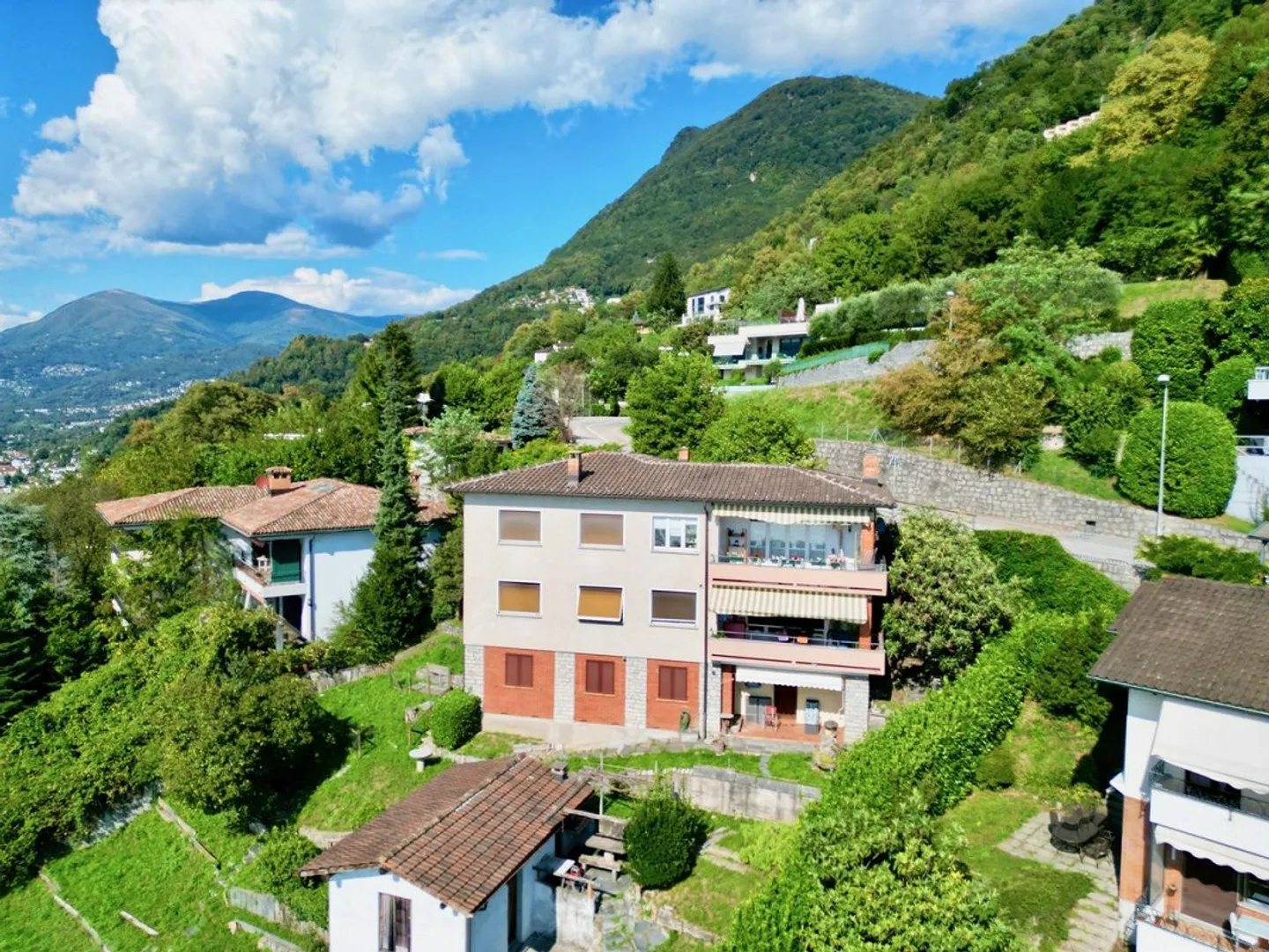 Propriété avec un Grand Potentiel Édificatoire sur le Monte Brè - Photo 2 sur 5