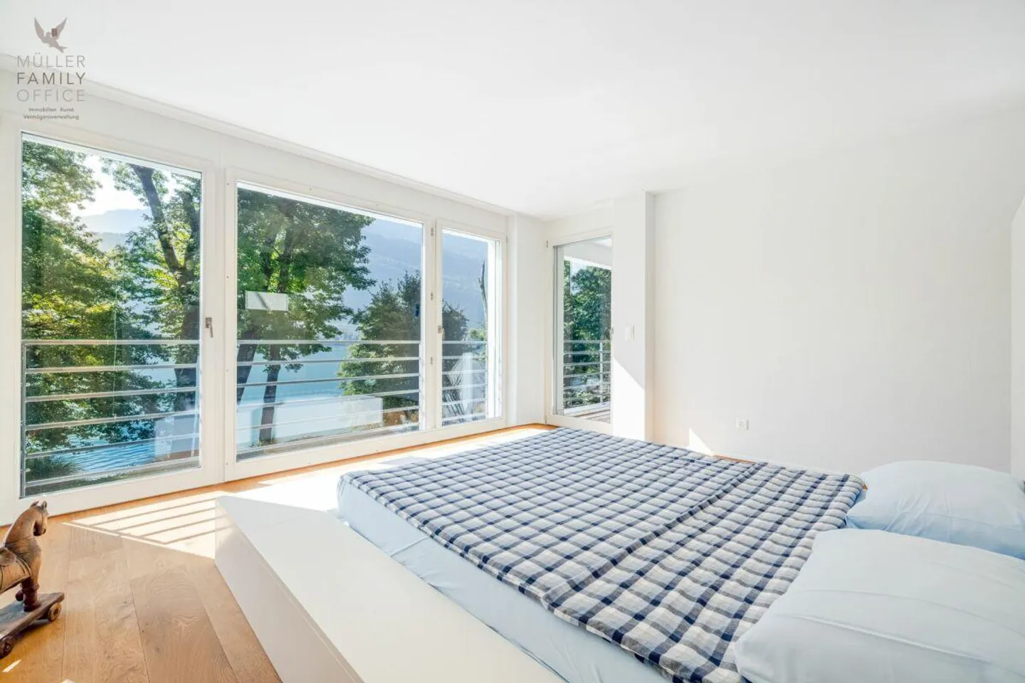 Licht, Luft, See: Exklusive Villa mit Seeanstoss und altem Baumbestand - Foto 11 von 14