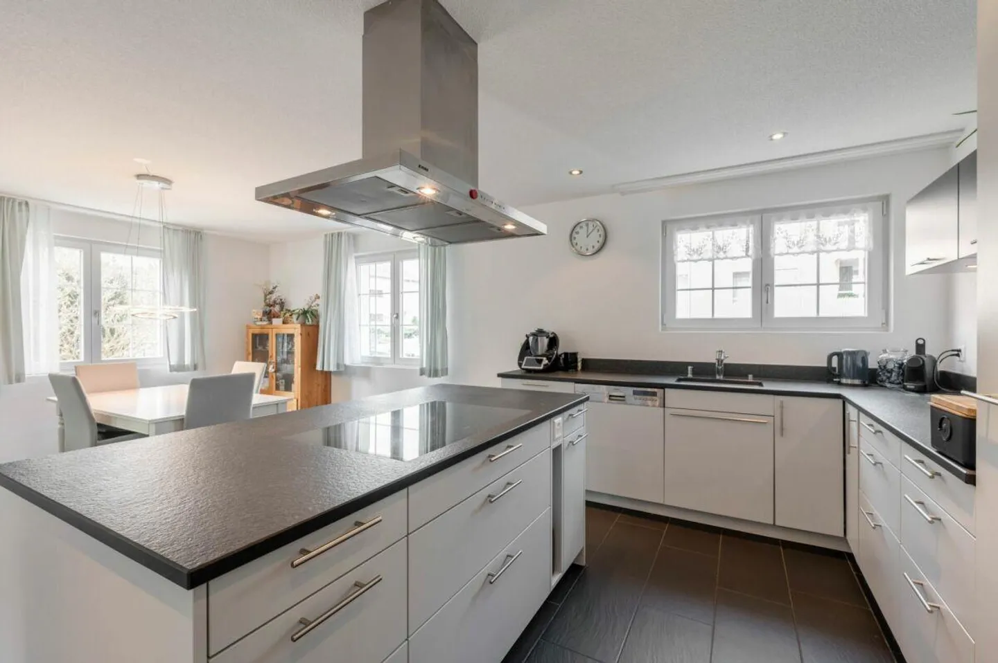 Elevated 5.5-room single-family house in a quiet, desirable residential area! - Photo 3 of 21