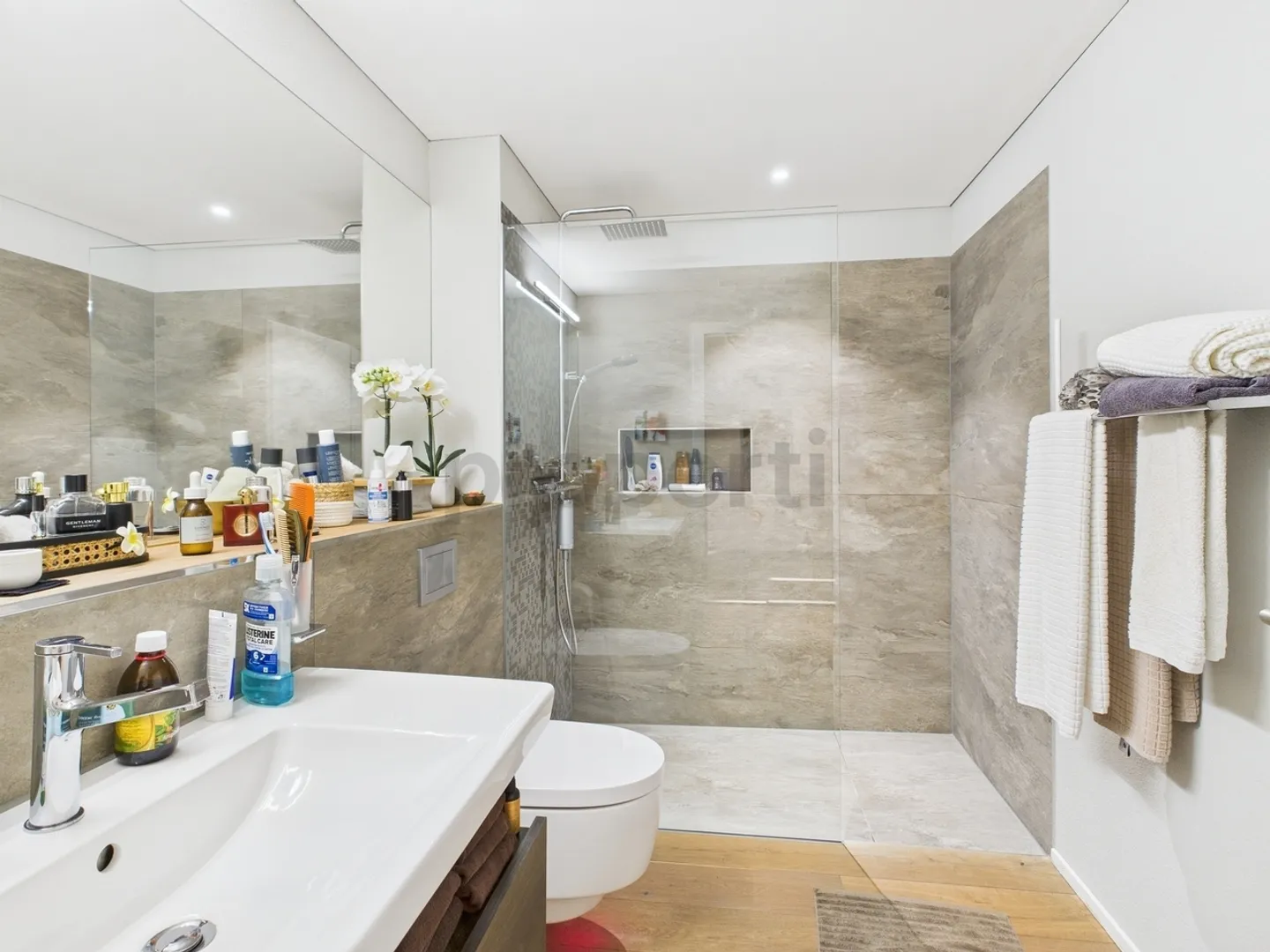 Wohnen mit Aussicht: Moderne 4.5-Zimmer-Oase über dem Vierwaldstättersee - Foto 9 von 13