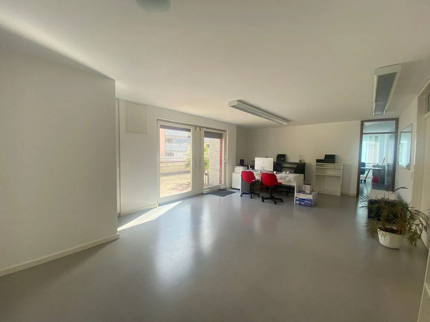 Agno - Möbliertes Büro zur Miete ? 2,5 Zimmer, 75 m² mit Terrasse... - Foto 2 von 4