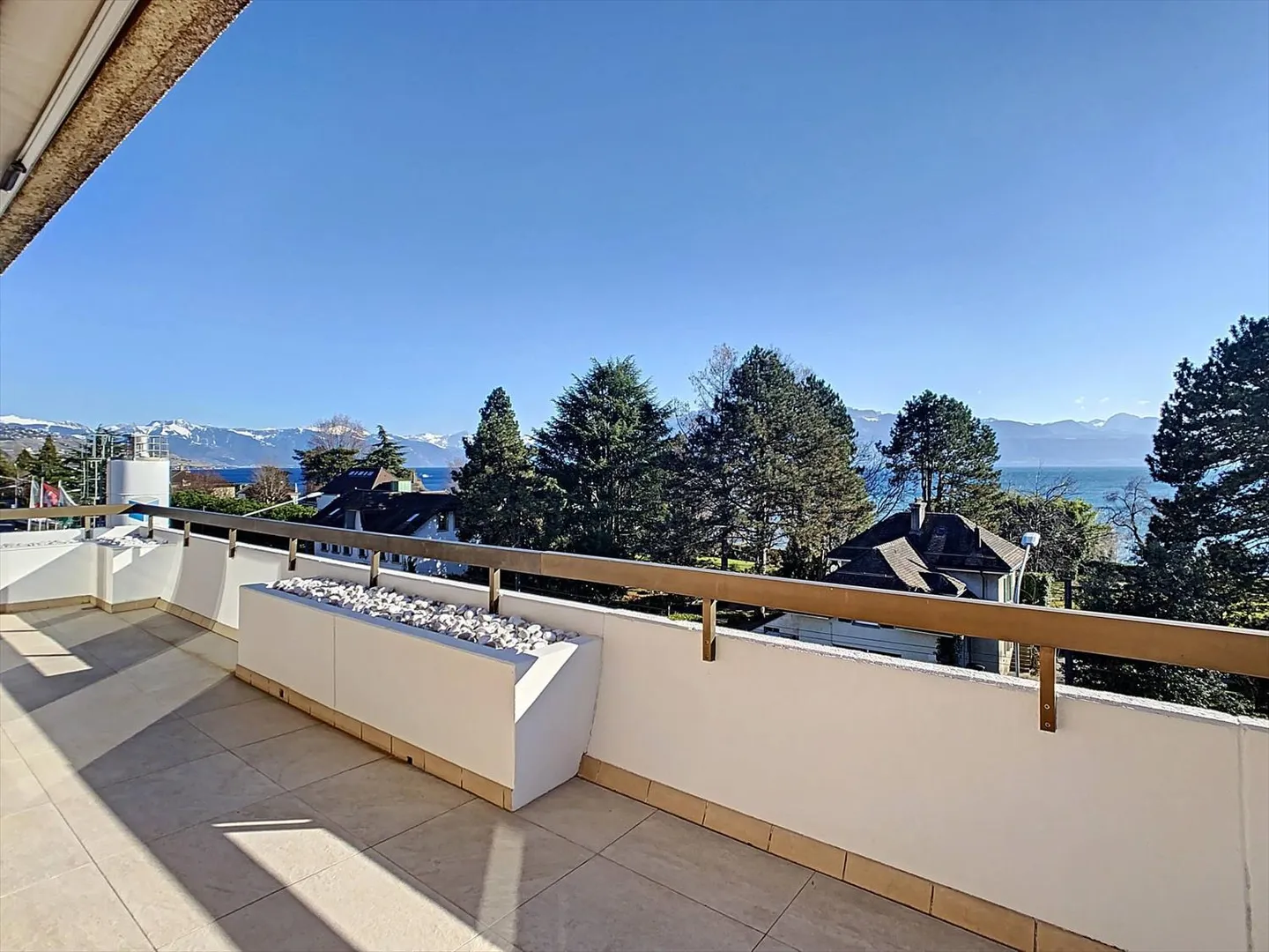 Attico contemporaneo a un attimo dal lago - Foto 9 di 10