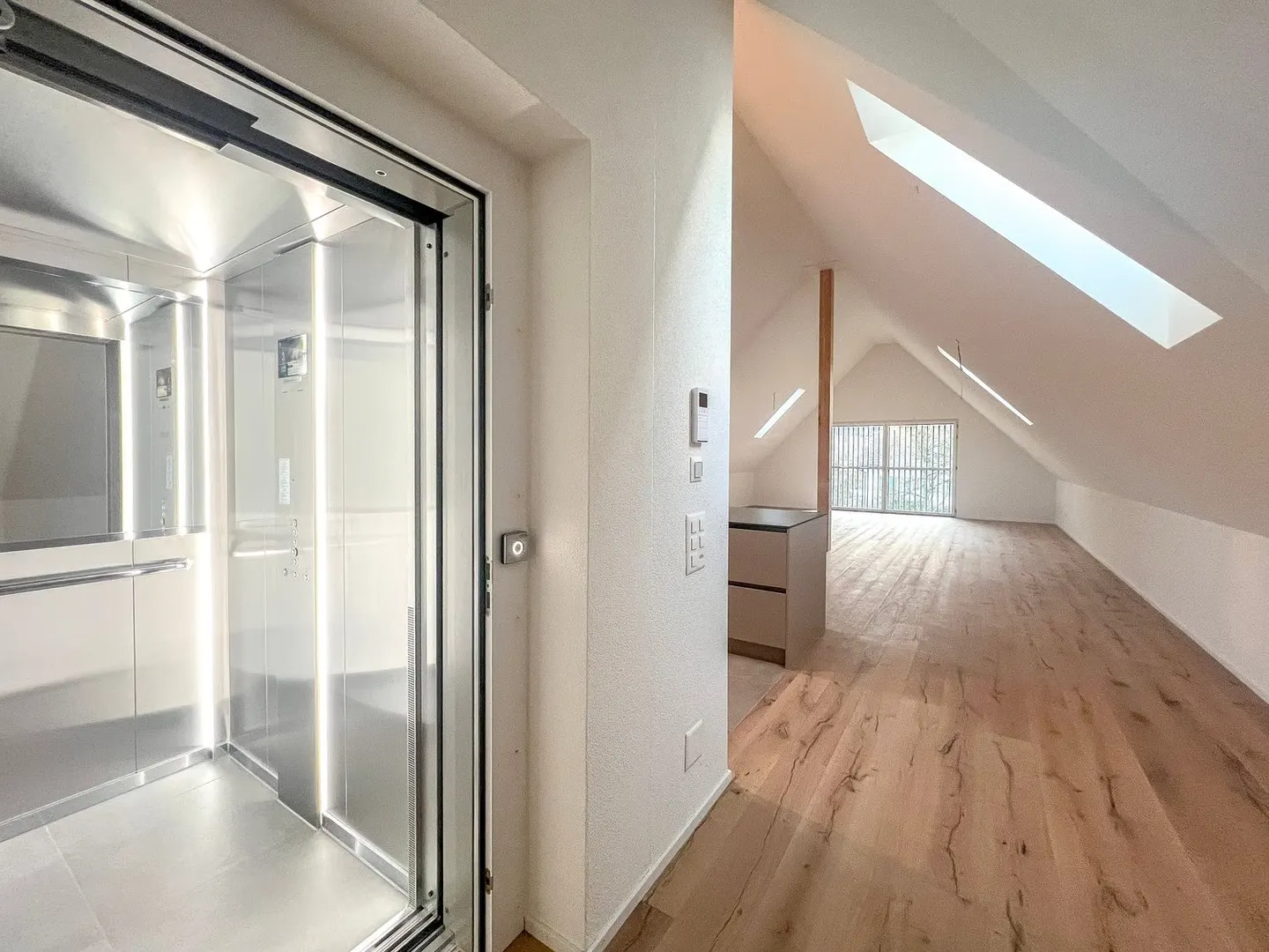 Mit dem Lift direkt in die Wohnung - grosszügige Dach-Maisonette vor den Toren Zürichs - Foto 2 von 17