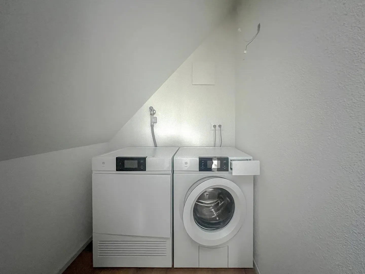 Mit dem Lift direkt in die Wohnung - grosszügige Dach-Maisonette vor den Toren Zürichs - Foto 13 von 17