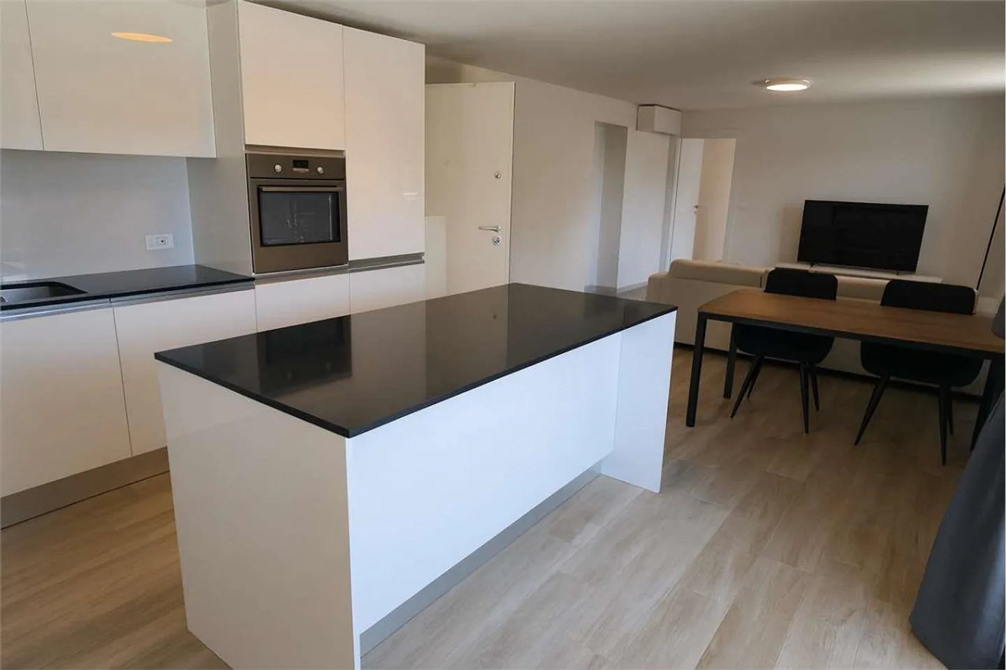 2.5-room apartment in the station area with a large terrace - Photo 3 of 8