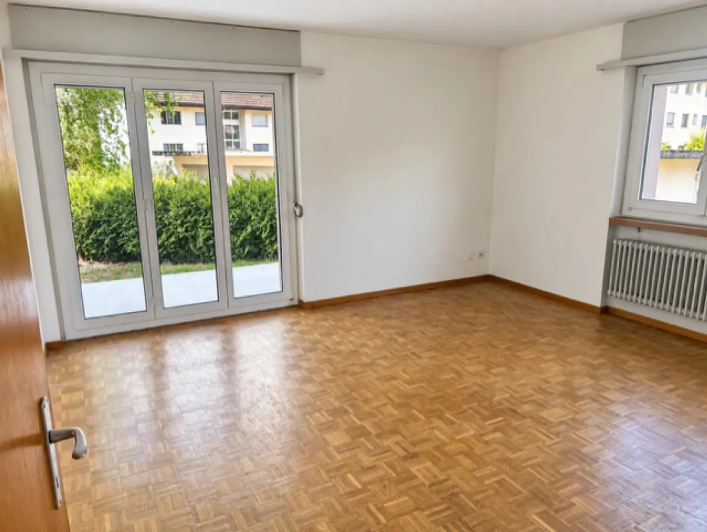 Appartement spacieux et lumineux de 2,5 pièces au rez-de-chaussée avec un coin salon... - Photo 2 sur 5