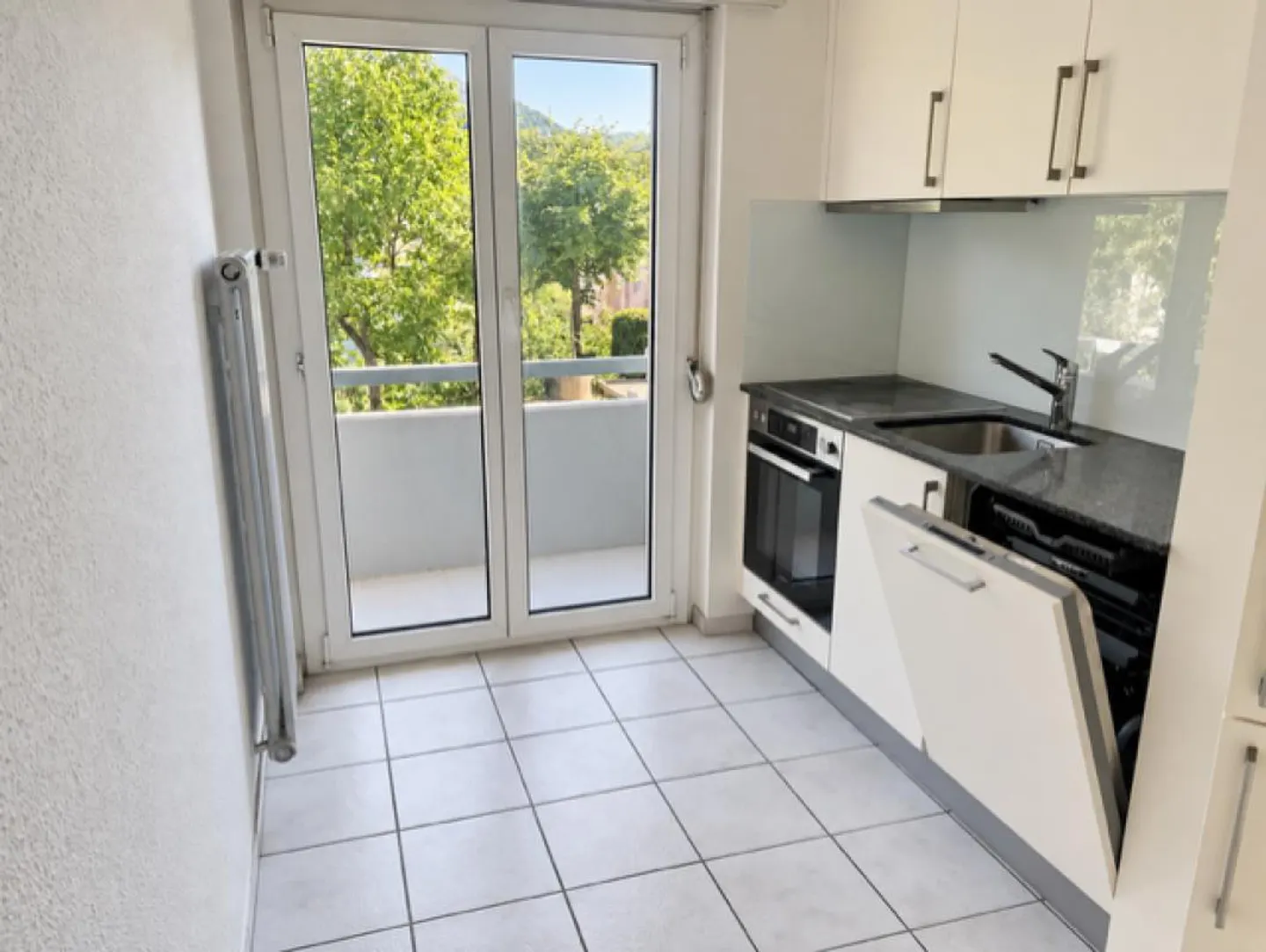 Appartement spacieux et lumineux de 2,5 pièces au rez-de-chaussée avec un coin salon... - Photo 3 sur 5
